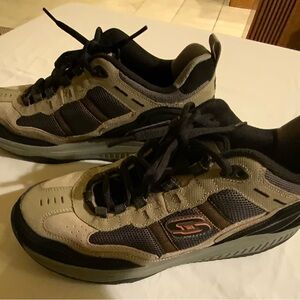 Stylish Men's Black and Tan Sneakers